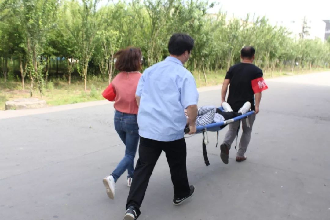 擔(dān)架救出一名被困人員 擔(dān)架救出一名被困人員