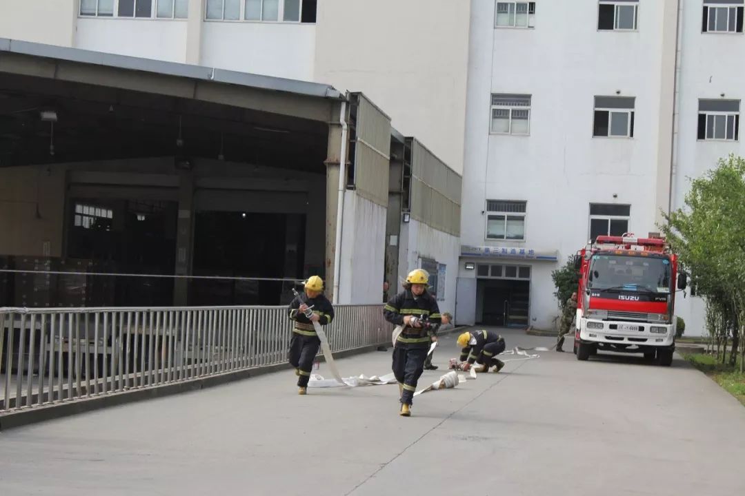 消防車救火演示 消防車救火演示