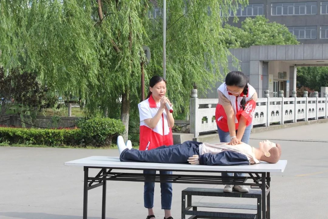 應(yīng)急救護(hù)演示 應(yīng)急救護(hù)演示